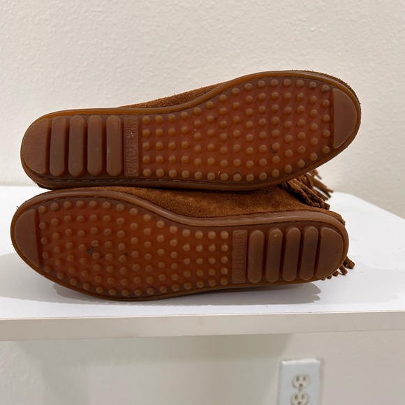Minnetonka Brown 5 Layer Fringe Moccasin Boots, Size 5 - Picture 5 of 9